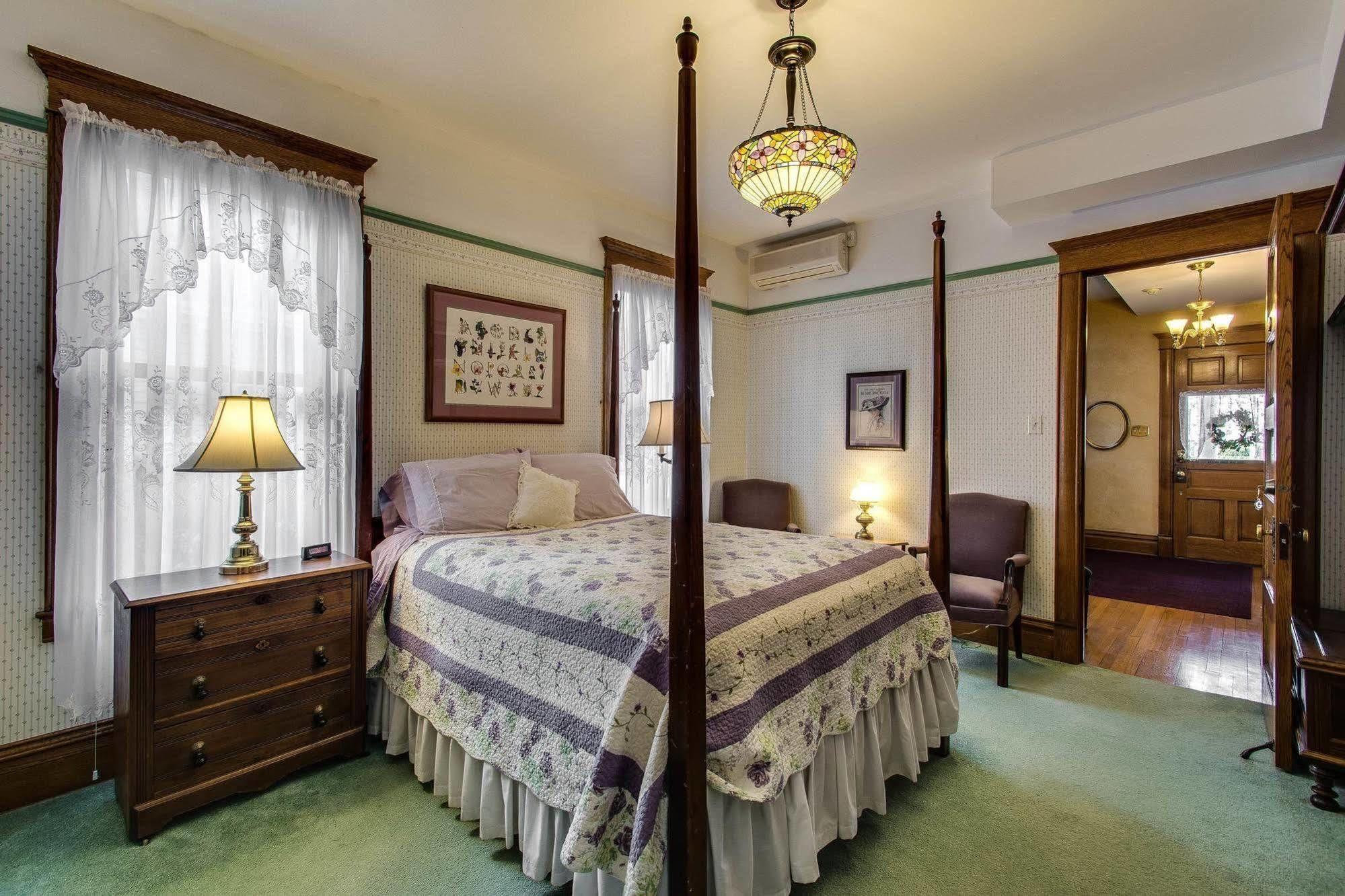 Harrison House Bed & Breakfast Naperville Exterior photo
